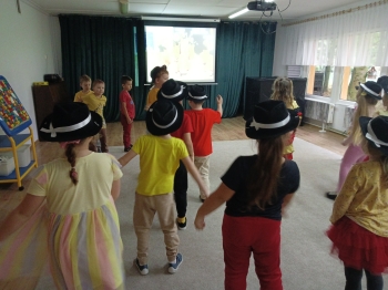 Naśladujemy ruchy , które widzimy a ekranie