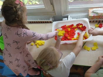 Tworzymy kulki z bibuły żółtej i czerwonej 