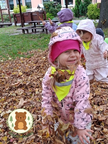 liście kolorowe ....lecą nam na głowę