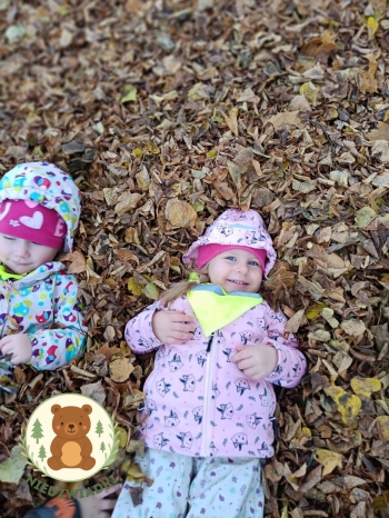 Niedźwiadkowe zabawy w liściach