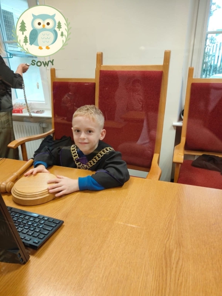 Sowy z wizytą w sądzie 