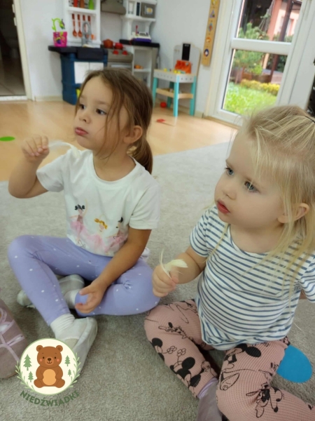 Niedźwiadki ćwiczą buzie i języczki 