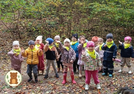 Niedźwiadki na leśnej wyprawie